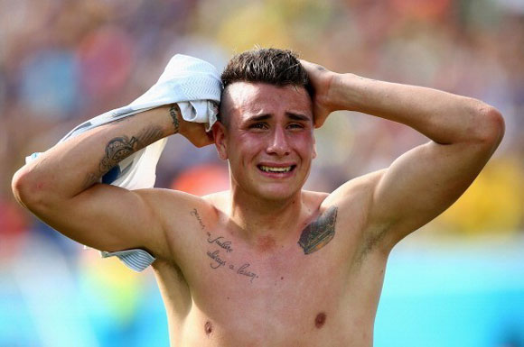 Giọt nước mắt vỡ òa sung sướng của cầu thủ Uruguay - Jose Gimenez - sau khi đội nhà đánh bại Italy kịch tính để giành vé vào vòng knock-out.