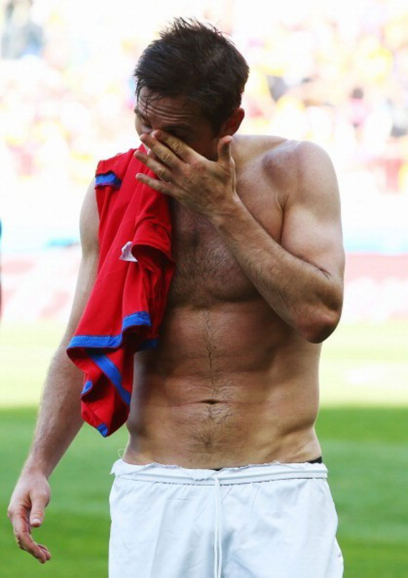 Frank Lampard bật khóc cuối trận đấu gặp Costa Rica của Anh trước khi chia tay người hâm mộ về nước.