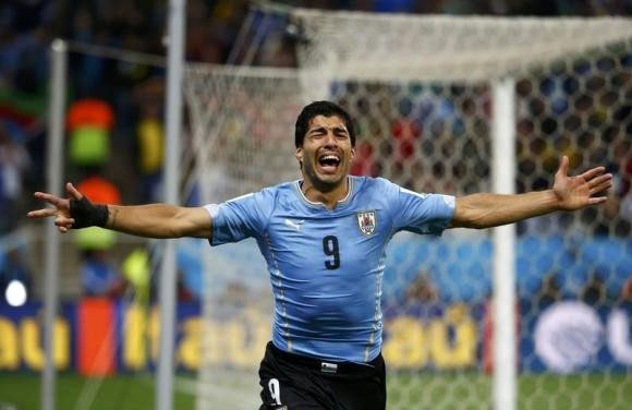 Luis Suarez vỡ òa hạnh phúc với đôi dòng lệ khi ghi bàn nâng tỷ số lên 2-1, đem về chiến thắng cho đội tuyển Uruguay trước Anh.