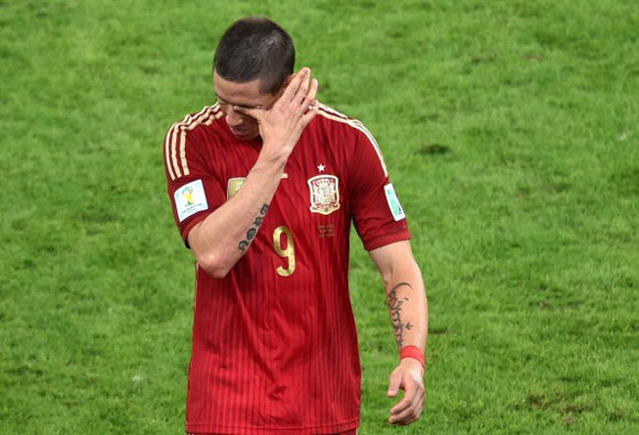 Tiền đạo Fernando Torres lấy tay gạt nhanh những giọt nước mắt cay đắng sau trận thua trước Chile.