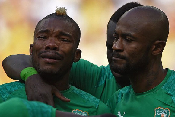 Cầu thủ Bờ Biển Ngà Serey Die cũng bất ngờ khóc như mưa khi đang hát vang quốc ca trong trận gặp Mexico.