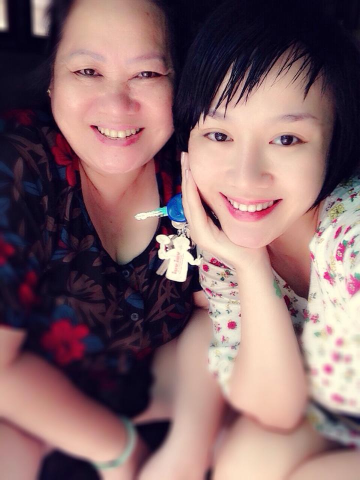 Ca sỹ Thu Phượng (Vợ cũ MC Thành Trung) cười tươi tạo dáng cùng mẹ. Cô cho biết: "Đúng 1 năm 4 tháng mới đón Mẹ vào Sài Gòn để chơi và thăm con".