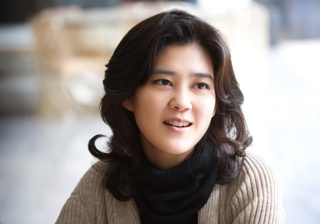 Theo danh sách tháng 4/2014 của Forbes, chị gái cô, tỷ phú Lee Boo-Jin là người giàu thứ 20 tại Hàn Quốc với khoảng 1,3 tỷ USD tài sản.