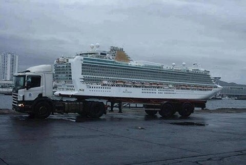 Chiếc xe tải này không thể chở được cả một con tàu.