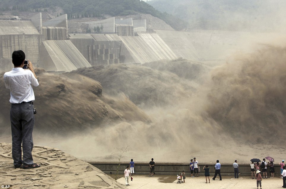 Nước, bùn, cát từ đáy sông Hoàng Hà được xả qua 3 lỗ chuyên biệt trên con đập Xiaolangdi.