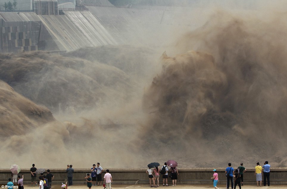 Hoạt động xả nước tại cửa đập Xiaolangdi thường bắt đầu từ đầu tháng 7 hàng năm.