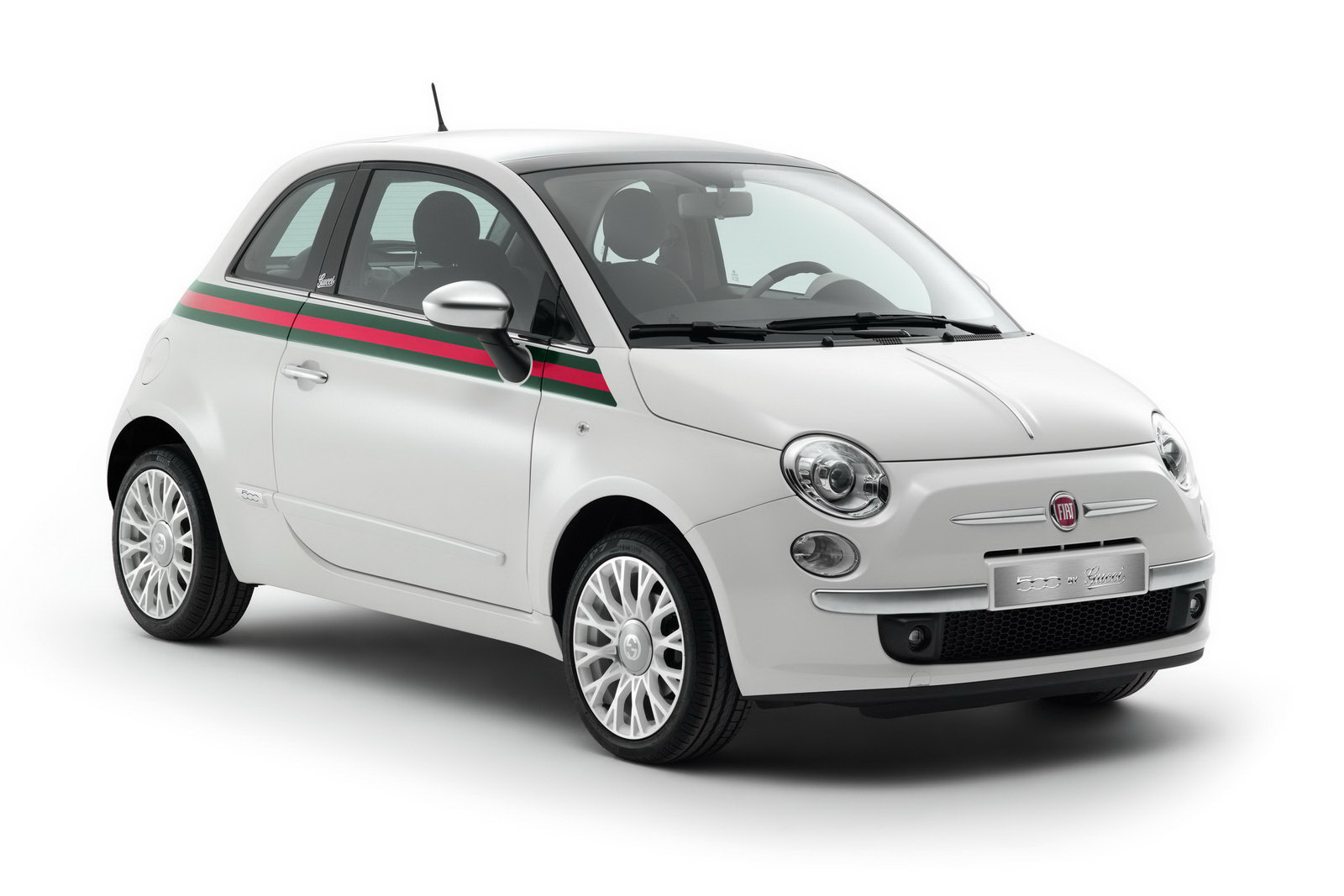Fiat 500: 16.445 USDCó thể nói, Fiat 500 2014 là tổng hòa của thiết kế Ý đẹp mắt, chất lượng không thua kém Mini Cooper trong khi giá bán hợp túi tiền hơn nhiều.