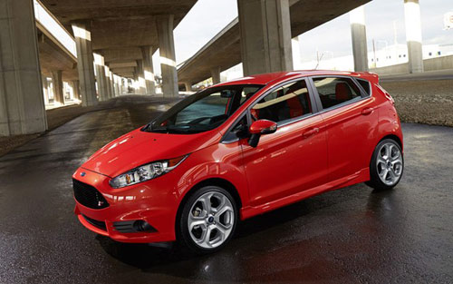 "Trái tim" của Ford Fiesta 2014 là khối động cơ 4 xi-lanh, dung tích 1,6 lít với công suất tối đa 120 mã lực, mức tiêu thụ nhiên liệu 8,4 lít/100 km nội thị và 6,36 lít/100 km đường trường.