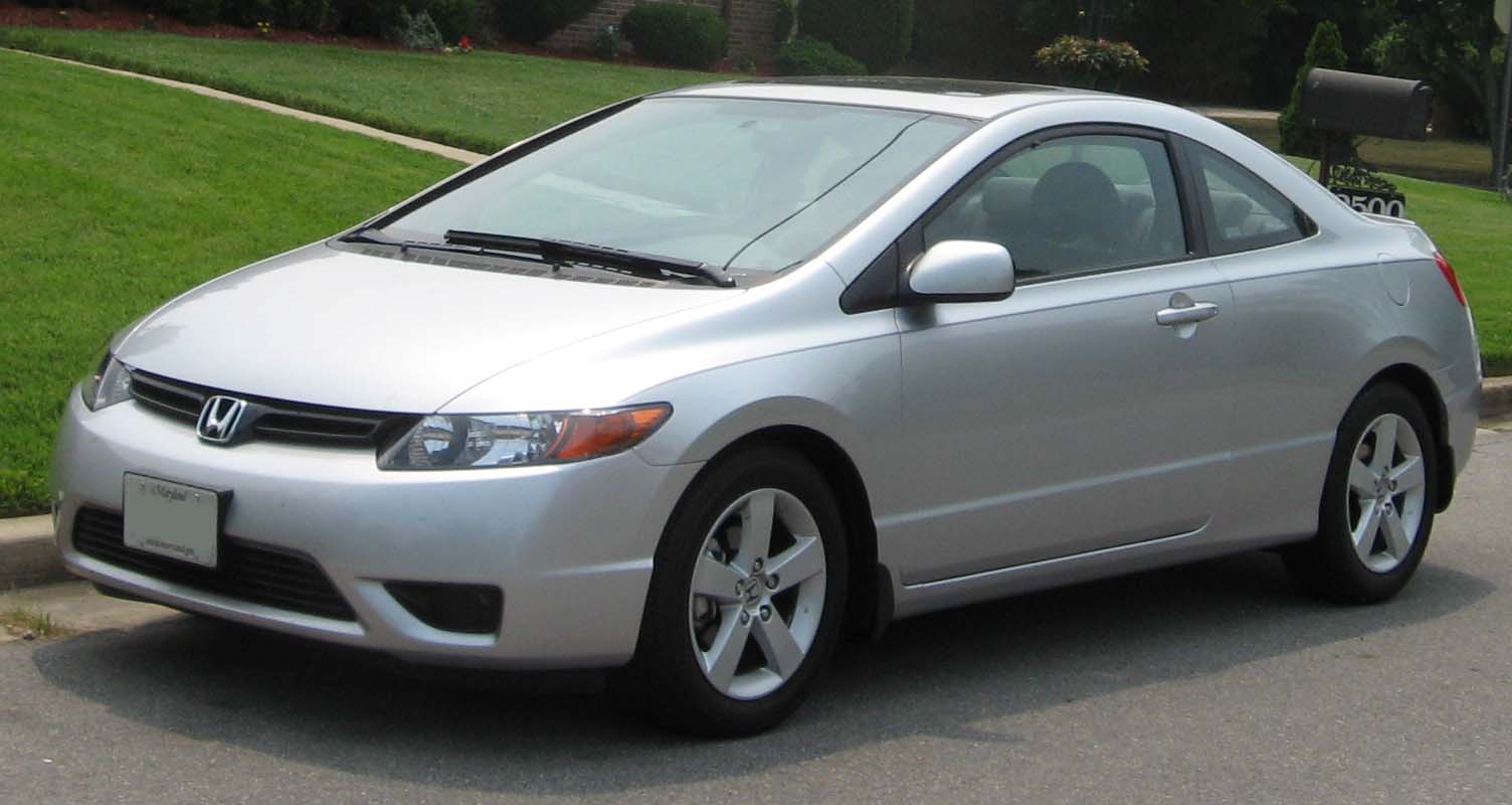 Honda Civic Coupe: 18.190 USDỞ bản trang bị thấp nhất, Honda Civic Coupe 2014 đã đi kèm hệ thống kết nối Bluetooth và cổng USB. Thêm vào đó là camera chiếu hậu và hệ thống tích hợp tin nhắn văn bản.