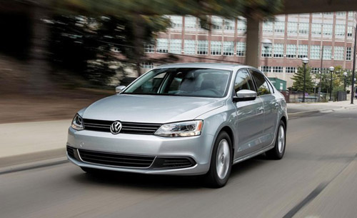 Ở bản trang bị thấp nhất, Volkswagen Jetta 2014 vẫn được cung cấp động cơ xăng tăng áp. Cụ thể là động cơ 4 xi-lanh tăng áp, dung tích 2.0 lít, tạo ra công suất tối đa 115 mã lực. So với động cơ 5 xi-lanh cũ, máy xăng tăng áp mới tiết kiệm nhiên liệu hơn nhờ thành tích 9,8 lít/100 km nội thị và 6,92 lít/100 km đường trường.