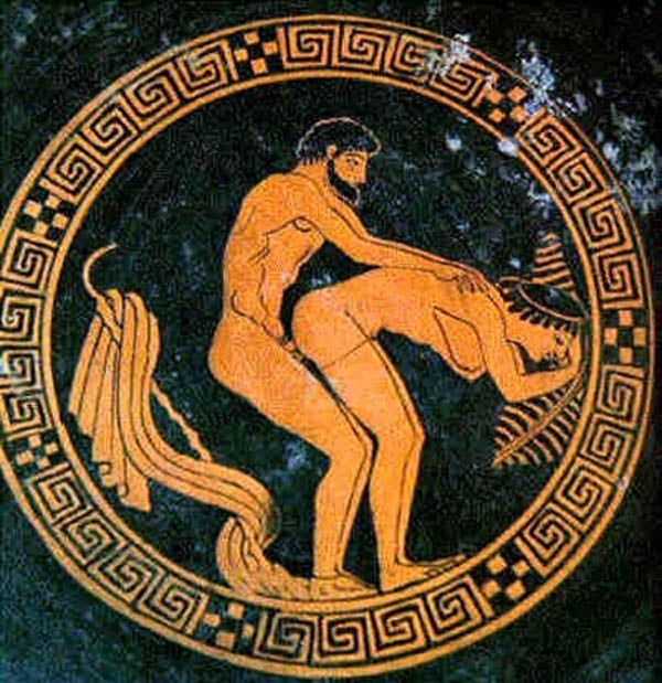 Tình dục đồng tính được thừa nhận công khai.Người Hy Lạp cổ đại không có định hướng về tình dục giống như người phương Tây hiện nay. Xã hội Hy Lạp cổ không phân biệt ham muốn tình dục hay hành vi tình dục liên quan đến giới tính. Vì vậy mà, tình dục đồng tính được thừa nhận công khai. Nếu cả 2 tình nguyện, họ có thể làm bất kỳ điều gì họ muốn mà không hề bị xã hội kỳ thị, lên án.