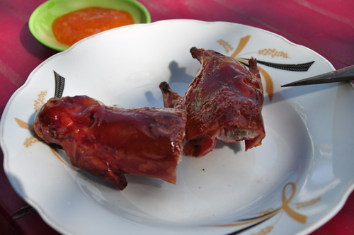Thịt chuộtTuy không phổ biến bằng thịt chó nhưng thịt chuột cũng là món ăn rất phổ biến trong ẩm thực Việt Nam. Tại một số địa phương ở miền Bắc như Từ Sơn (Bắc Ninh), Thạnh Thất, Hoài Đức (Hà Nội), thịt chuột là một đặc sản không thể thiếu trong mỗi dịp lễ Tết quan trọng.