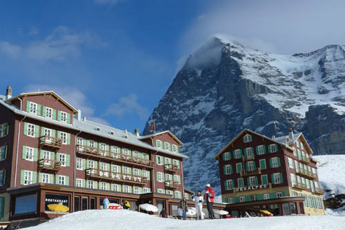 Eiger (Thụy Sĩ)Đỉnh núi khổng lồ này cao 3.970 m so với mực nước biển và được chinh phục lần đầu tiên vào năm 1858. Tuy nhiên, chưa một ai từng chinh phục được ngọn núi này ở mặt phía bắc, nơi được coi là dốc và nguy hiểm nhất tại đây cho tới tận năm 1938. Mặt phía bắc này còn được mệnh danh là “Bức tường chết người" (Murder Wall) và đã chôn vùi 64 nhà leo núi thám hiểm khi cố gắng chinh phục nó.