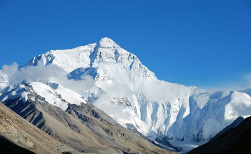 Everest (Himalaya) Nằm ở biên giới giữa Nepal và Tây Tạng, Everest được mệnh danh là “nóc nhà của thế giới” với độ cao 8.848m.Mỗi năm có tới hàng trăm khách du lịch tới đây để được chinh phục điểm đến tuyệt vời nhất hành tinh này, dù không ít người thiệt mạng, hàng trăm người phải bỏ cuộc và không thể tới được đỉnh.