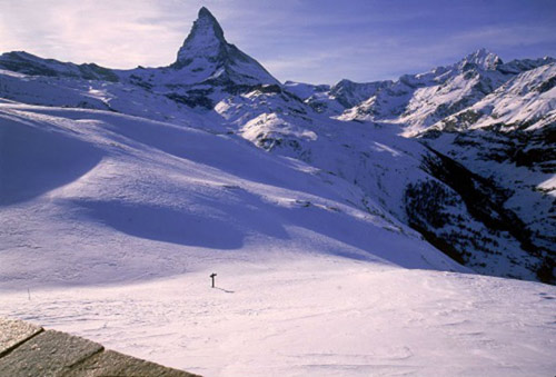 Matterhoen (biên giới Thụy Sĩ –Pháp) là một trong những ngọn núi nguy hiểm nhất của dãy Alps. Cuộc thám hiểm đầu tiên vào năm 1865 đã kết thúc trong bi kịch khi bốn nhà leo núi trong đoàn đã thiệt mạng trên đường đi xuống.
