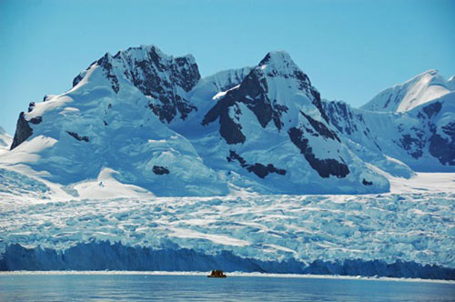 Vinsion Massif (Nam Cực)Ngọn núi cao nhất Nam cực này có độ cao 4.892m và phải tới năm 1958 mới được phát hiện bởi một máy bay của Hải quân Mỹ. Năm 1966, các nhà leo núi đã chinh phục được nó và từ đó tới nay có tới 1.400 người đã lên tới đỉnh nhưng cũng không ít người đã phải bỏ mạng nơi đây.