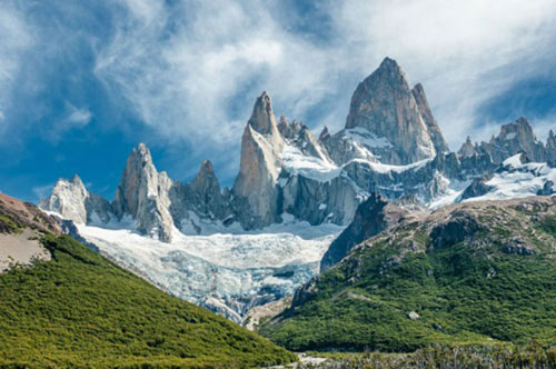 Fitz Roy (Patagonia)Fitz Roy là một trong những ngọn núi hiểm trở nhất thế giới dù chỉ độ cao của nó chỉ là 3.405m. Trong khi Everest đón hơn 100 du khách mỗi ngày trong suốt mùa hè, thì ở Fitz Roy lại chỉ có 1 – 2 người tới đây mỗi năm.