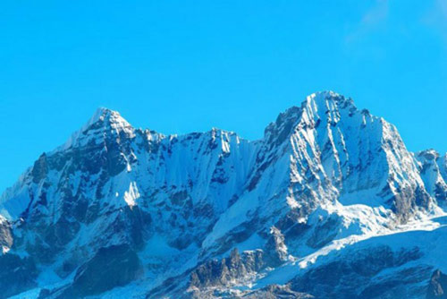 Kangchenjunga (Hymalaya)Ngọn núi cao thứ 3 thế giới này nằm trên lãnh thổ của tỉnh Taplejung, trải dài trong vùng biên giới giữa Nepal và Ấn Độ. Kangchenjunga có nghĩa là “Năm kho báu tuyết” vì nó bao gồm 5 đỉnh, có độ cao đều trên 8.000m và phủ đầy tuyết.