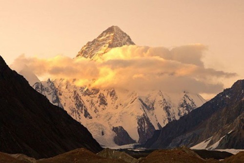 K2 (biên giới Pakistan - Trung Quốc)Với độ cao 8.611 m nằm ở dãy Karakoram, Pakistan, K2 được coi là đỉnh núi cao thứ hai trên thế giới. Không một nhà leo núi nào dám mạo hiểm leo lên ngọn núi này vào mùa đông bởi địa thế hiểm trở với các sườn đá dốc đứng, trơn trượt và thời tiết bất thường nơi đây. Trung bình cứ 4 người leo lên K2, lại có 1 người bị thiệt mạng.