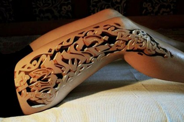 Cô gái này có đôi chân như khúc gỗ được chạm khắc chi tiết, công phu qua nghệ thuật xăm 3D kinh dị.