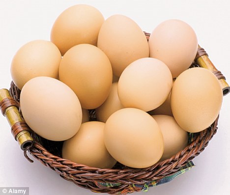 Trứng rất giàu protein và bổ dưỡng, tuy nhiên trứng sống cũng có khả năng chứa vi khuẩn salmonella lây nhiễm. Và loại vi khuẩn này thường nằm trong lòng đỏ trứng cho nên hãy cân nhắc trước khi bạn quyết định ăn trứng lòng đào nhé!