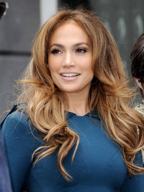 Làn da nữ ca sĩ Jennifer Lopez sáng hơn khi cô sử dụng lối nhuộm ombre nâu nhạt và vàng. Tuy nhiên, không nên tạo những kiểu tóc quá rối vì nó đem lại cảm giác mái tóc thiếu sức sống.