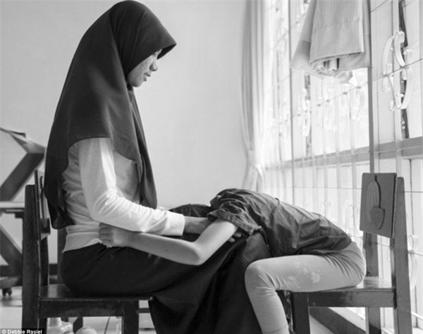 Giây phút xúc động khi 1 người mẹ ôm đứa con bị tự kỷ tại Jakarta, Indonesia.
