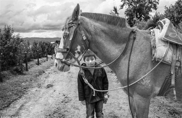 Tình bạn đặc biệt giữa cậu bé đáng thương cùng chú ngựa ở Cuzco, Peru.