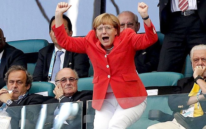 Nữ Thủ tướng Đức Angela Merkel vô cùng phấn khích khi đội nhà thắng tuyển Bồ Đào Nha 4-0 trong vòng bảng World Cup 2014.
