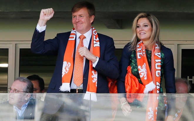 Vua Willem-Alexander và hoàng hậu Maxima của Hà Lan xuất hiện trên khán đài để cổ vũ đội nhà trong trận đấu với đội tuyển Australia.