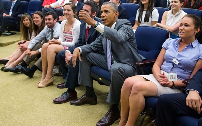 Tổng thống Mỹ Barack Obama xem trận Mỹ gặp Bỉ qua màn hình TV tại tòa nhà văn phòng điều hành ở Washington.