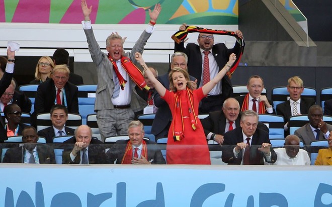 Trong khi vua Philippe của Bỉ cố gắng giữ bình tĩnh, Hoàng hậu Mathilde lại không ngần ngại bật dậy để mừng chiến thắng của tuyển Bỉ trước đội Nga tại World Cup 2014.