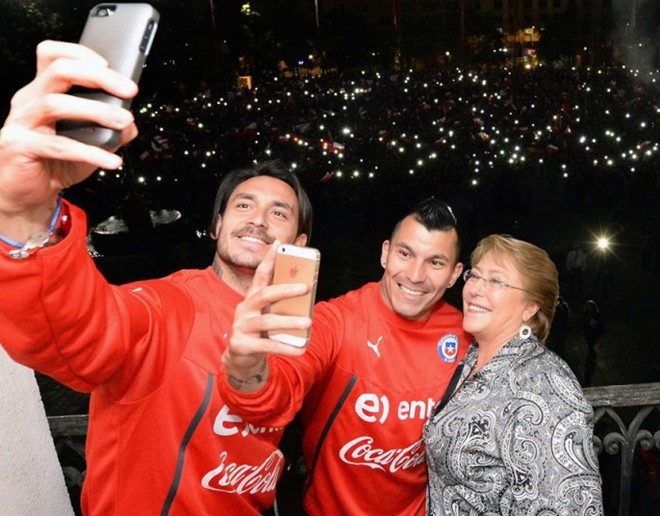Bà Michelle Bachelet, Tổng thống Chile, gặp các thành viên của đội bóng sau khi họ về nước.