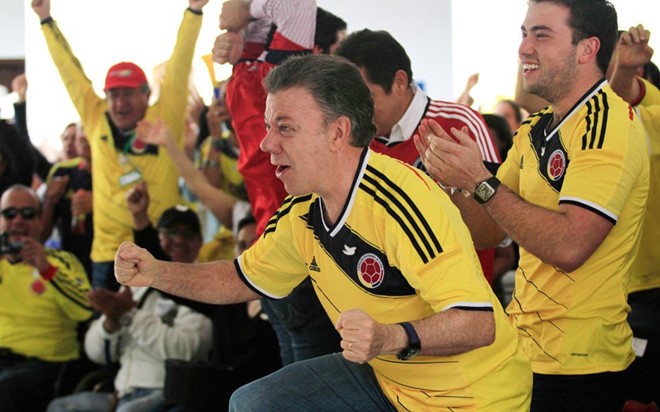 Tổng thống Colombia và ứng viên Tổng thống Juan Manuel Santos (ở giữa) ăn mừng chiến thắng của Colombia trước Hy Lạp.
