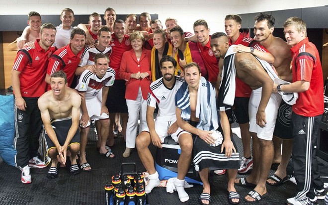 Sau đó, thủ tướng Angela Merkel cũng vào tận phòng thay đồ để động viên các cầu thủ của mình sau chiến thắng vẻ vang trước Bồ Đào Nha.