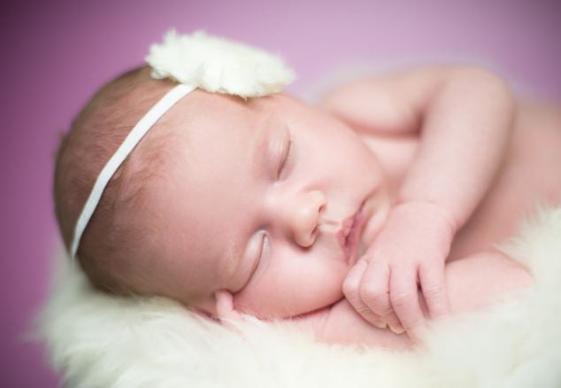 Công ty chụp ảnh nghệ thuật Venture Photography vừa công bố hàng loạt bức ảnh về các bé sơ sinh đang ngủ.