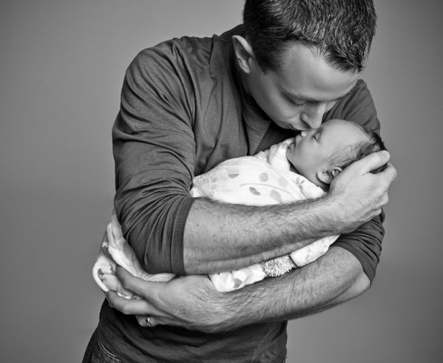 Người cha hôn đầu đứa con mới chào đời. Hình ảnh có thể làm tan chảy nhiều trái tim.