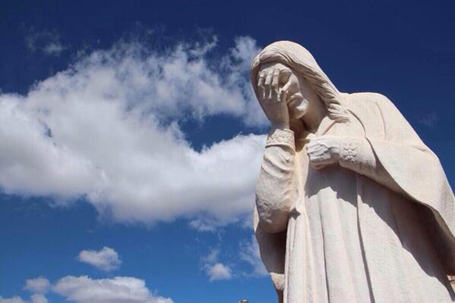 Chúa cứu thế ôm mặt xấu hổ sau khi các tuyển thủ Brazil nhận trận thua đậm nhất trong lịch sử của đội bóng.