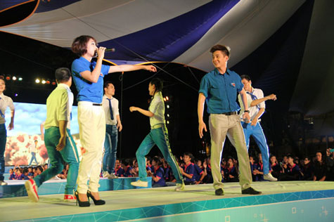 Ngô Kiến Huy và Tiêu Châu Như Quỳnh biểu diễn trong chương trình thanh niên.