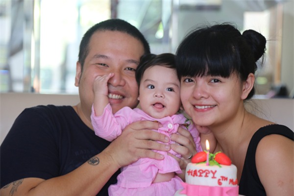 Hình ảnh hạnh phúc của gia đình Phạm Quỳnh Anh khi thiên thần nhỏ tròn 1 tuổi.