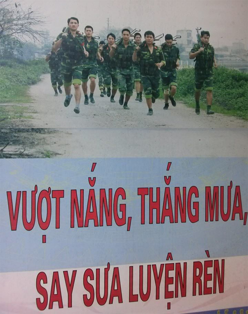 "Thật khó mà tin được, 7 chiến sĩ trong số những người đang hừng hực khí thế trong tấm pano này đã hy sinh trong tai nạn máy bay" - Facebook Nguyễn Quyết chia sẻ.
