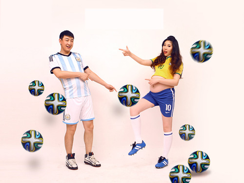 Một cặp vợ chồng khác cũng không bỏ qua ý tưởng chụp ảnh bầu trong mùa World Cup