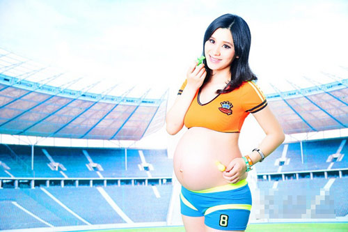 Mẹ bầu xinh tươi trong màu áo cam của đội tuyển Hà Lan