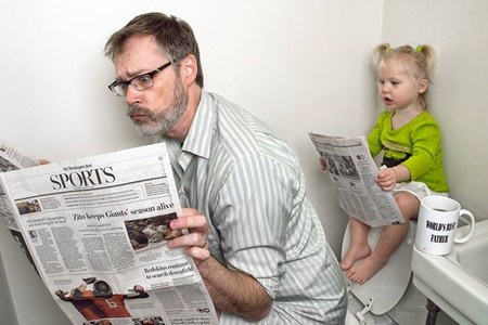Học tập theo bố đọc báo.