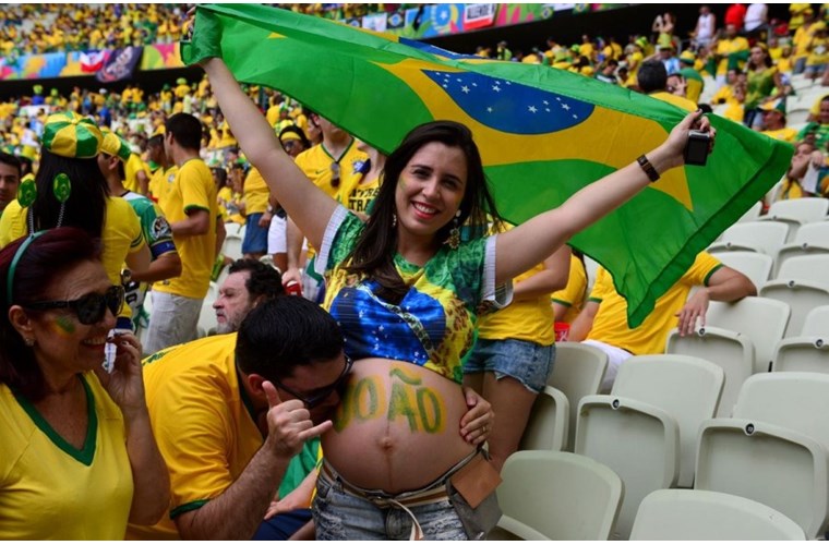 Mặc dù bụng to vượt mặt nhưng cô gái này vẫn mang cục cưng của mình đến cổ cũ cho đội tuyển Brazil.