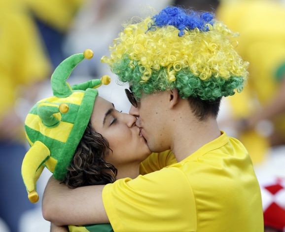 Nụ hôn nóng bỏng của cặp đôi nước chủ nhà Brazil.