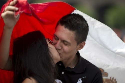Màn "khóa môi" dưới quốc kỳ của cặp đôi Mexico