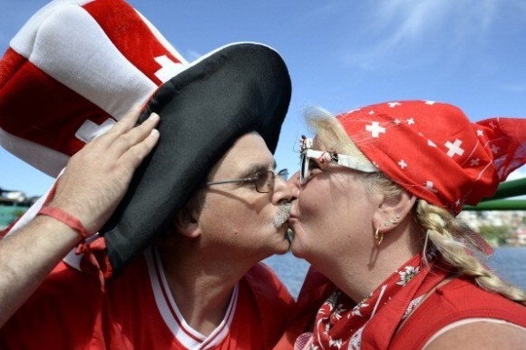 Không chỉ giới trẻ mới trao nhau những nụ hôn cháy bỏng. Màn "khóa môi" tình cảm của cặp đôi CĐV trung tuổi người Thụy Sỹ.