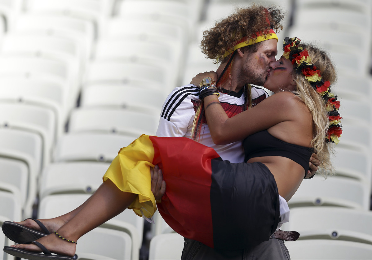 Fan hâm mộ những “cỗ xe tăng Đức” cũng cởi lớp áo giáp để “tỏa sáng” dưới trời Brazil.