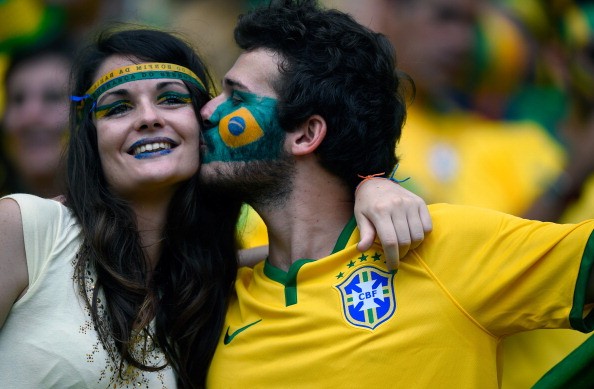 Nụ hôn của cặp đôi CĐV Brazil trên SVĐ Castelao.